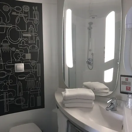 Ibis Caen Porte De Bretagne Otel 3*